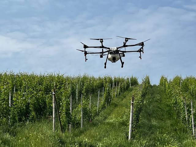 I droni nei campi italiani stanno cambiando il modo di lavorare di molti agricoltori. Chi sta tutto il giorno sulla terra lo sa benissimo.