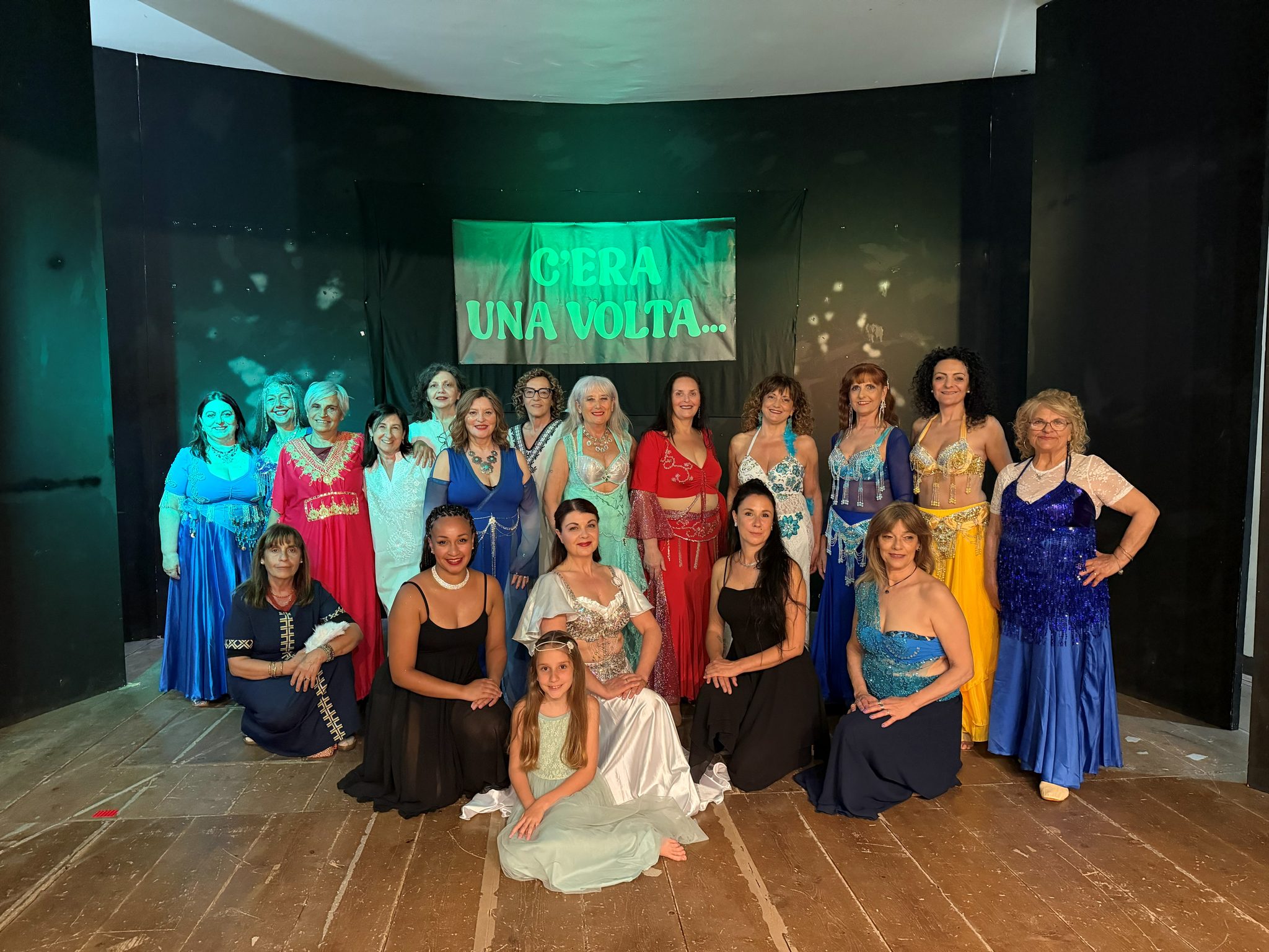 Le danzatrici dello spettacolo «C’era una volta» in posa sul palco
